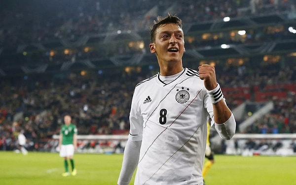 13. Немецкий футболист Месут Озил выступает за ...