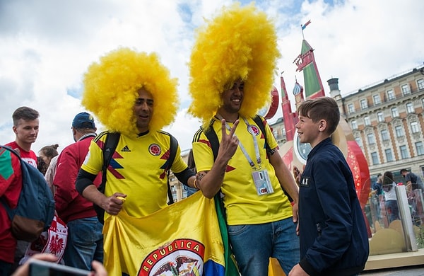 2. За какую страну болеют эти "волосатые" парни?