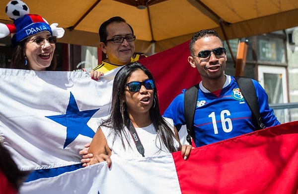 6. По сравнению с другими, эти болельщики очень скромные.