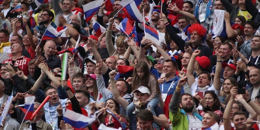Викинги, рыцари, медведи... Сможете ли узнать по фото, какой страны эти болельщики?
