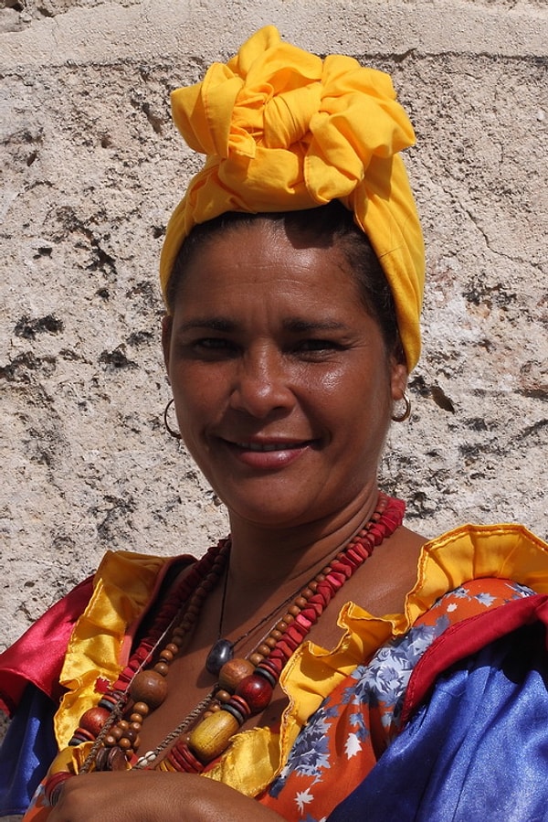 16. Многие кубинки носят свою традиционную одежу повседневно