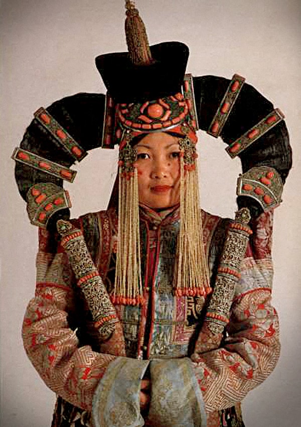 18. Монголка в традиционном наряде