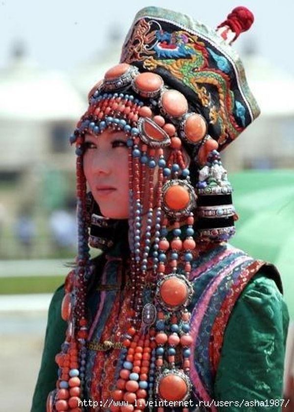 19. Еще один головной убор жительницы Монголии