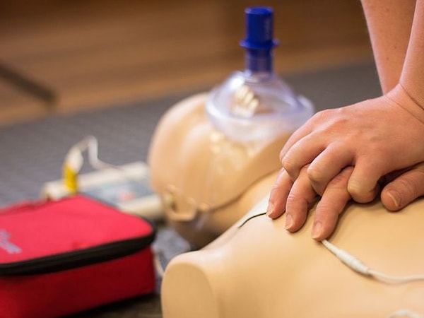 4. Как правильно чередовать компрессии грудной клетки со вдохами искусственной вентиляции легких?