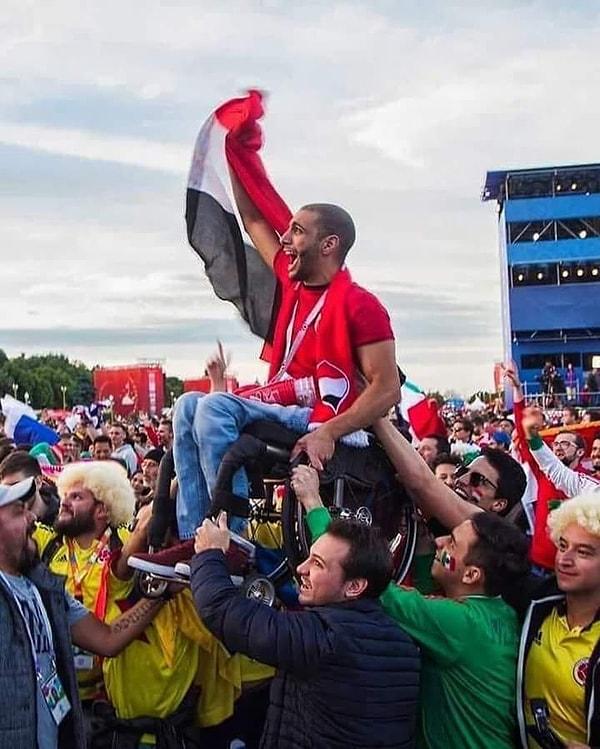 1. Meksikalı ve Kolombiyalı taraftarlar, Mısırlı engelli taraftarın maçı izleyebilmesi için birlikte yukarı kaldırdı. 👏