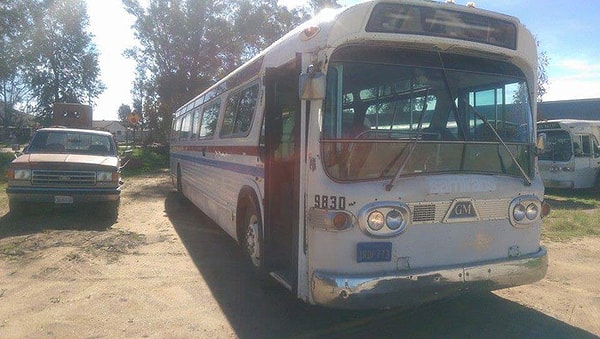 1. Джесси Липскин сразу влюбилась в автобус GMC 1966 года выпуска, решив превратить его в мобильный дом.