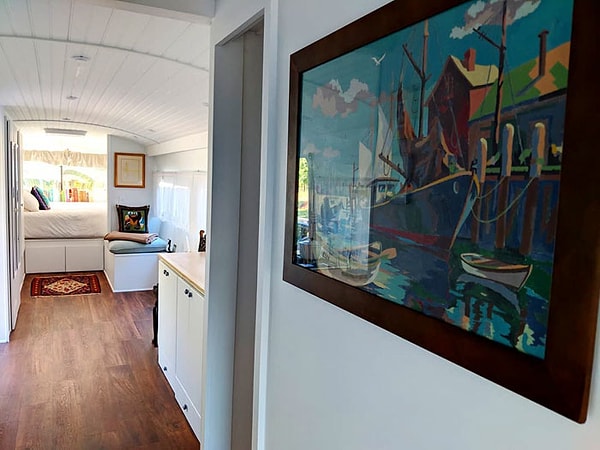 10. "Картина маслом, найденная в Гудвилле, украшает коридор. Я думаю, что эти последние штрихи действительно помогают мне чувствовать себя скорее как дома, чем как в автобусе", — рассказал один из друзей, что помогал с ремонтом.