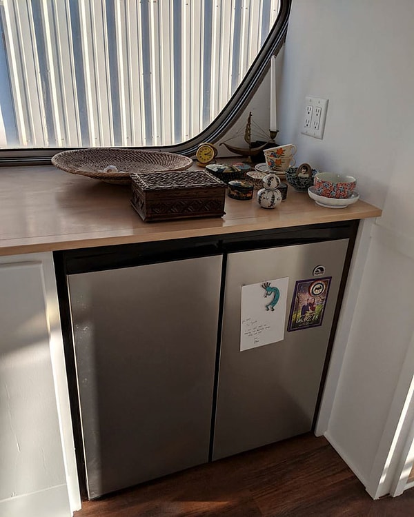 16. "На кухне имеется небольшой холодильник и морозилка".