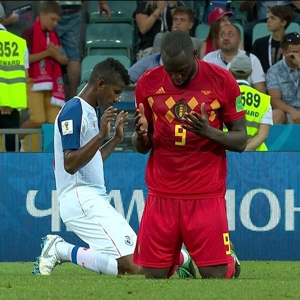 11. Panama-Belçika maçı sonrası farklı dinlere inanan iki futbolcu sahada dua ediyorlar. Futbolun birleştirici özelliğini gösteren güzel bir kare.