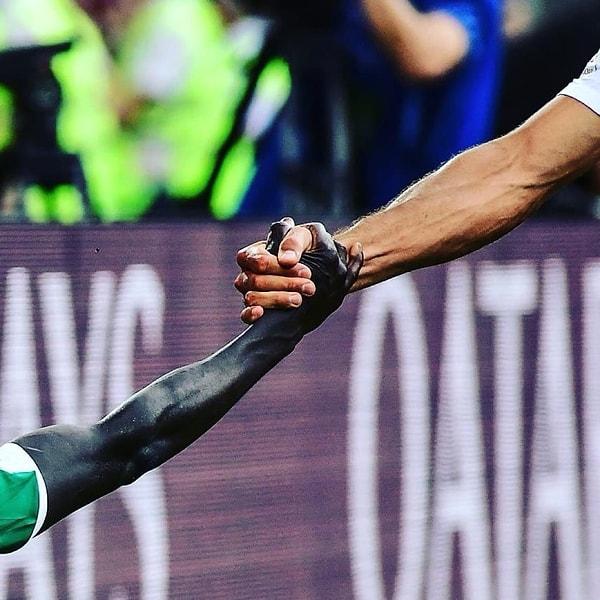 15. Senegal-Polonya maçından harika bir fotoğraf. Irkçılığa hayır!
