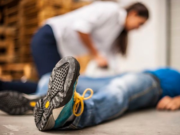 6. Что всегда должно быть при себе у человека, страдающего сильными приступами аллергии, доходящими до анафилактического шока?