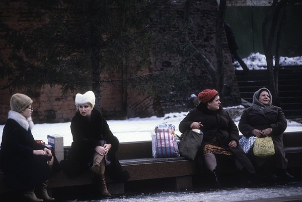 22. Отдых на лавочке холодным днём: