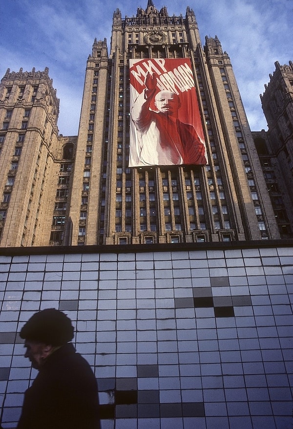 23. Агитационный плакат на здании МИДа: