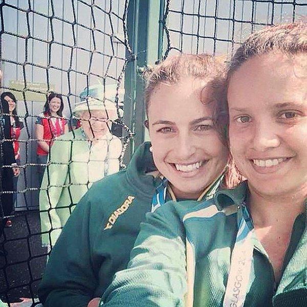 88. Kraliçe Elizabeth Avustralyalı Hokey oyuncusu Jade Taylor'ın selfiesine katılmaya karar vermiş!