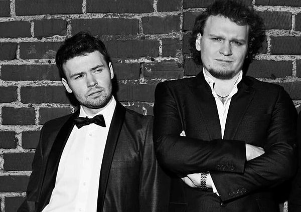 10. Братьей-иллюзионистов Сафроновых трое - Андрей и Сергей являются близнецами.