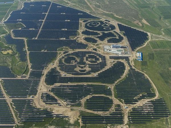 4. Datong'da bulunan panda şeklindeki güneş enerjili elektrik santraline yukarıdan bakış: