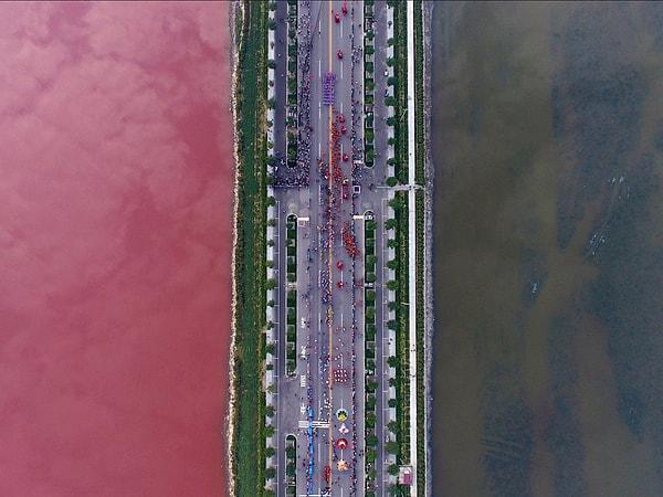 7. İki dünya arasında: Kırmızı alglerin kızıla boyadığı tuz gölü Yuncheng'de bir yol tarafından ikiye bölünüyor.