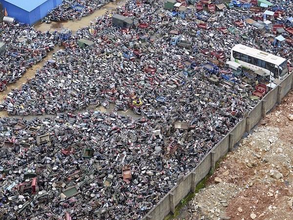 19. Binzhou'da ıskartaya çıkmış motosikletler bir hurdalıkta üst üste dizilmiş.