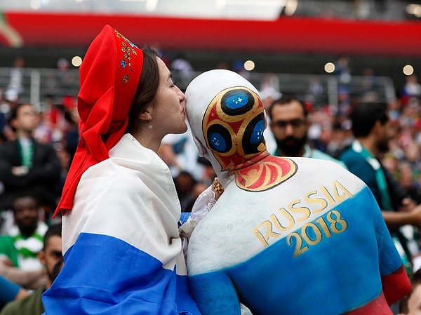 2. Один из российских фанатов демонстрирует работу мастеров бодиарта. Благо погода позволяет!