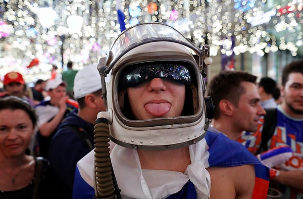 7. Юрий Гагарин одобрил бы этот лук!