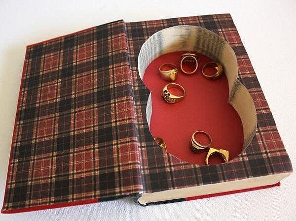 4. В доме не нашлось другой емкости для хранения семи колец?