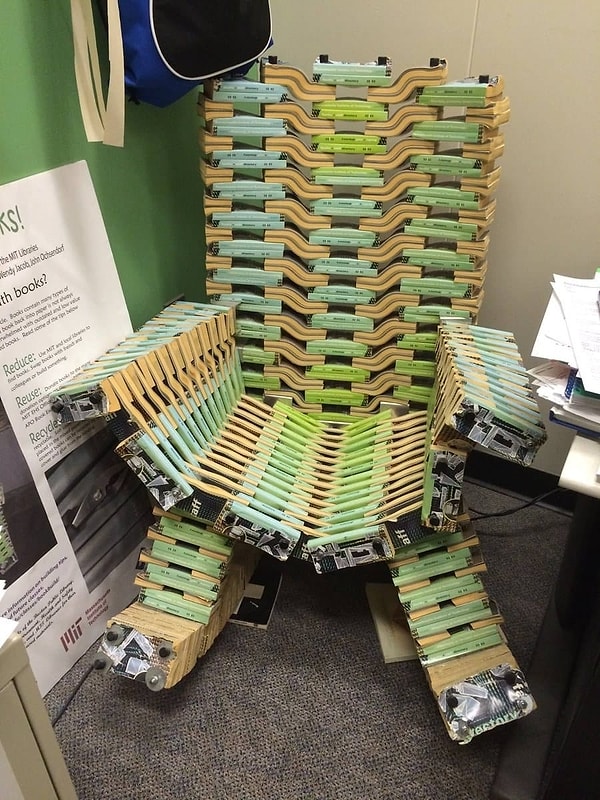 8. И книги жалко, и стул какой-то нелепый.