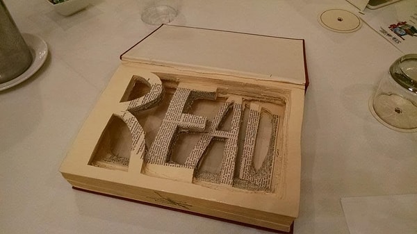 9. Странный способ привить любовь к чтению.