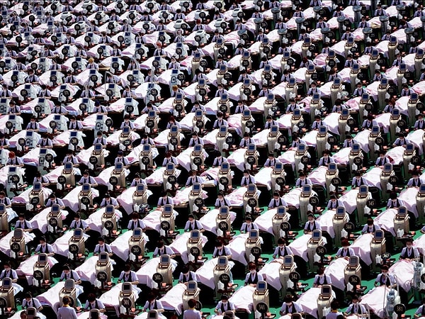 10. На этом фото показан мировой рекорд по самому большому количеству женщин, которые одновременно делают ходовые процедуры за лицом. 1000 женщинам было дано 30 минут на массаж лица (Цзинань, провинция Шаньдун)