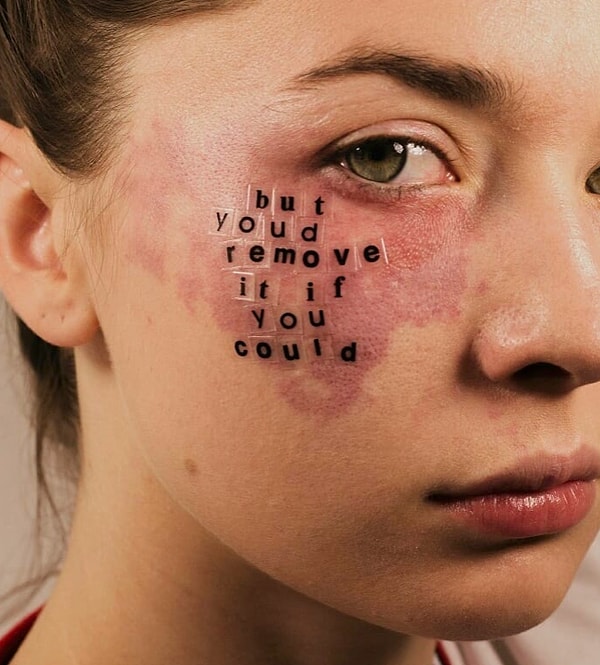 4. "Я всегда даю моделям выбор в вопросе того, что они хотели бы "написать" на своём лице для фото. Это может быть где-то услышанная фраза или просто клеймо, которое на них ставят окружающие".