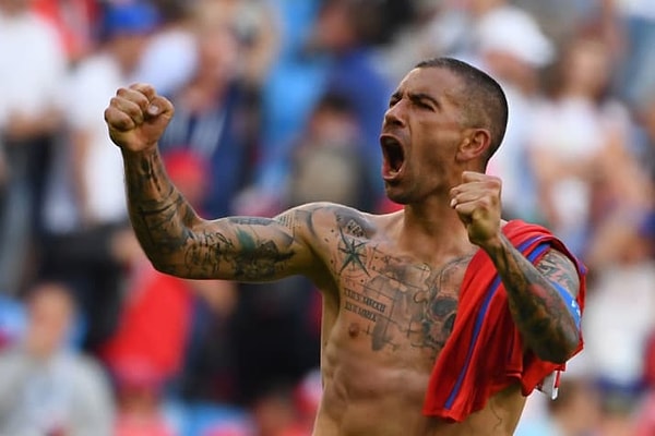 13. Это футболист из Сербии Александар Коларов