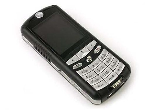 6. Какое прозвище получил аппарат Motorola E398?