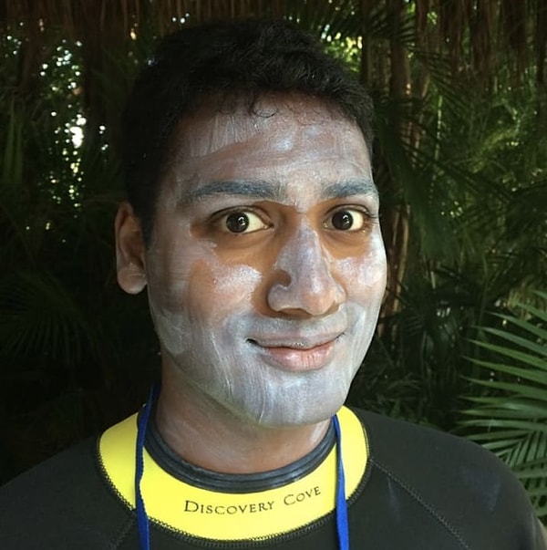 1. Этот парень в гидрокостюме видимо решил намазать кремом все те участки тела, которые не скрыло его одеяние...