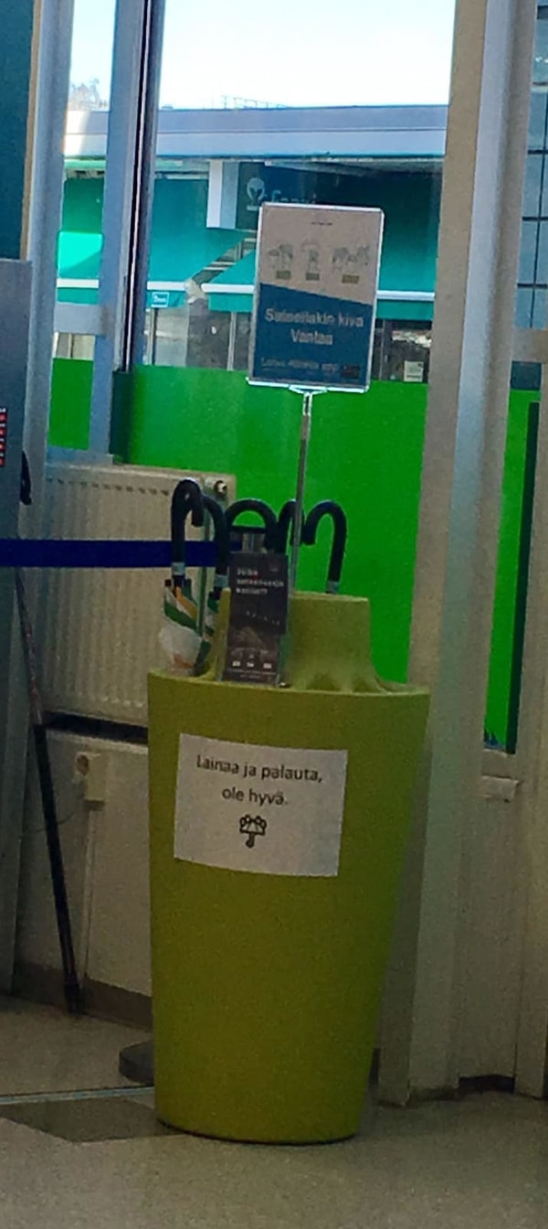 8. Если на улице неожиданно начался дождь, вы можете одолжить зонтик, а потом его вернуть
