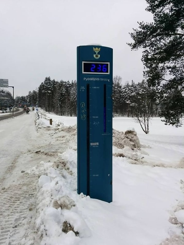 11. А на велосипедных дорожках установлены специальные датчики, показывающие сколько людей проехало по этому маршруту за сегодня