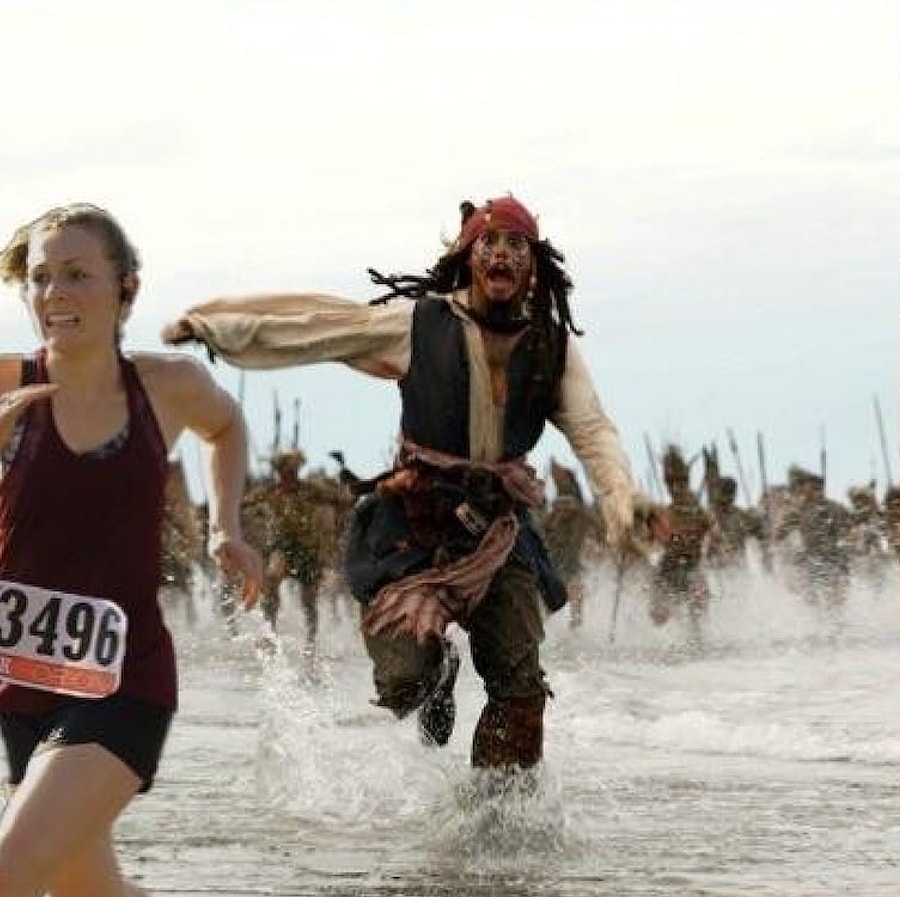 Человек бежит от. Убегать вскакивать. Беги форрест беги. Человек бежит с чемоданом. Успеть в последний вагон.