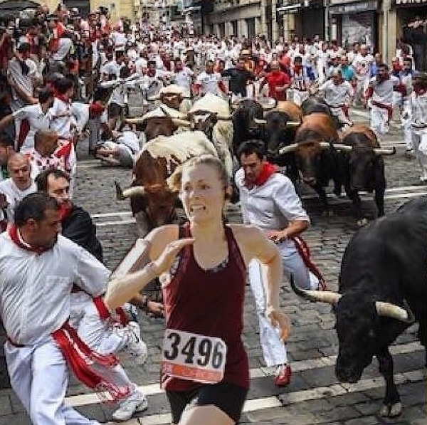 Pamplona'da boğalarla koşan hanımlar