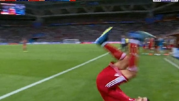 3. …исполнил эпичное сальто. Правда мяч он при этом так и не бросил. Видимо, испугался, что сделает что-то не так.