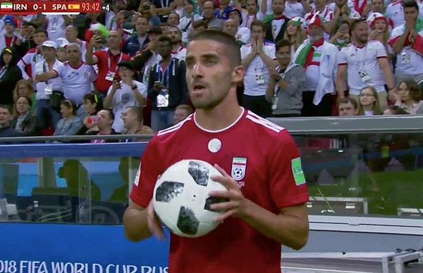 4. Ему пришлось вернуться обратно и бросить мяч уже обычным способом.