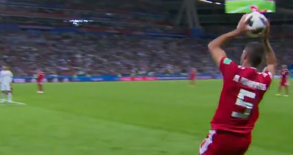 8. Правда выполнять такой трюк на ЧМ весьма рискованно. Так что не удивительно, что поступок Милада Мохаммади начали высмеивать и даже превратили его в мем.