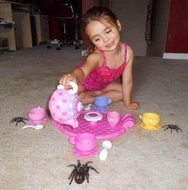 3. Kim demiş örümceklerle çay partisi düzenlenmez diye!