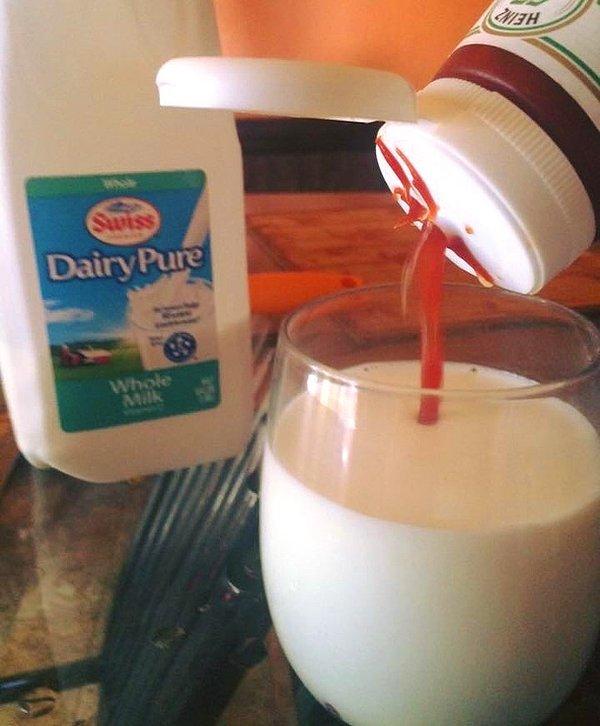 5. Bu fotoğrafın tek mantıklı açıklaması: Sütü gerçekten nefret ettiği birine ikram edecek...