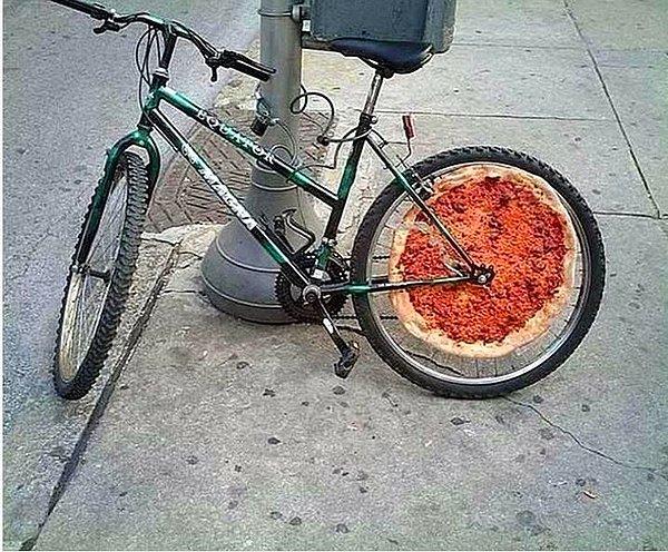 9. Bu bisiklet korumasının çevirisi: Çalınacak bir şey yok, pizzayı al git!