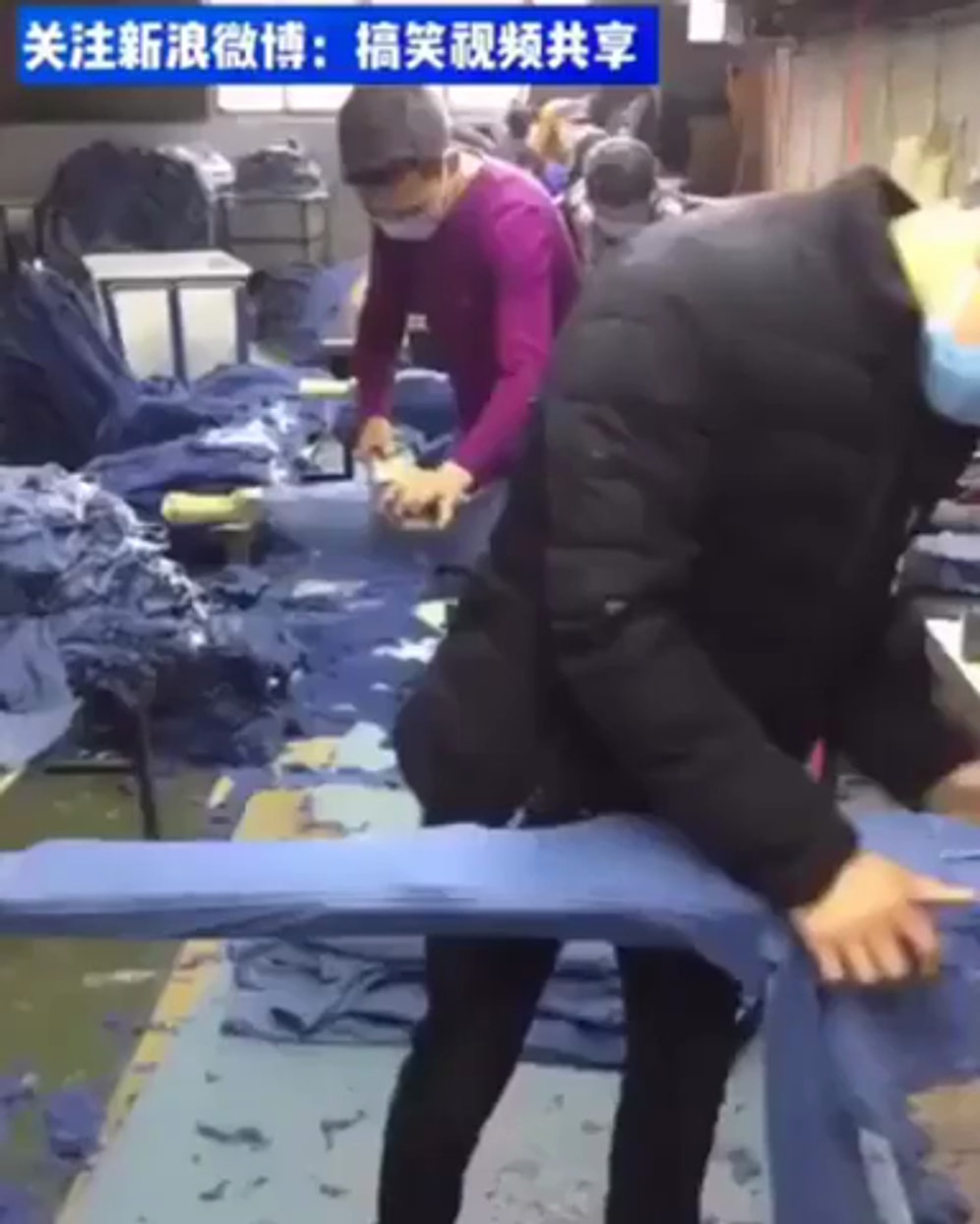 Видео о том, как на самом деле делают рваные джинсы