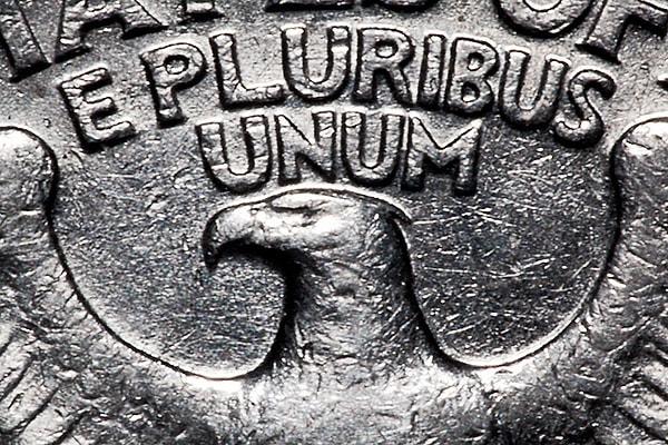 Üretilen teorilerle açıklayalım simgeleri, ilk olarak 1 Amerikan dolarının sağ arka yüzündeki "E Pluribus Unum" ile başlayalım.
