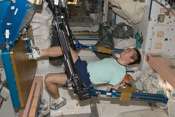 6. Космонавты много занимаются спортом