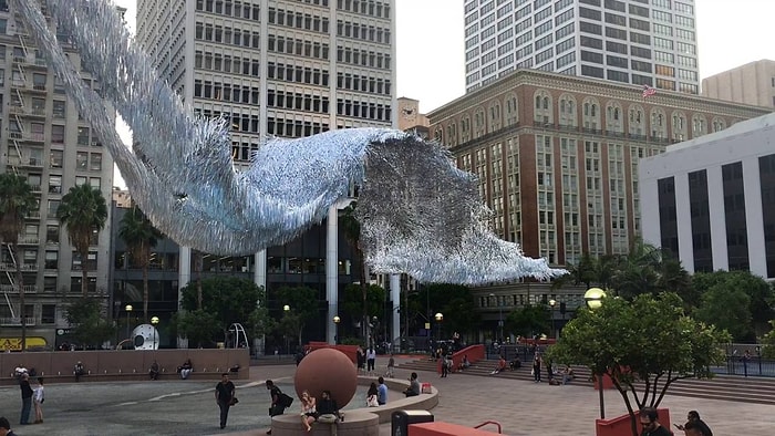 Los Angeles'da Gökyüzünü Örten Kinetik Heykel: Liquid Shard