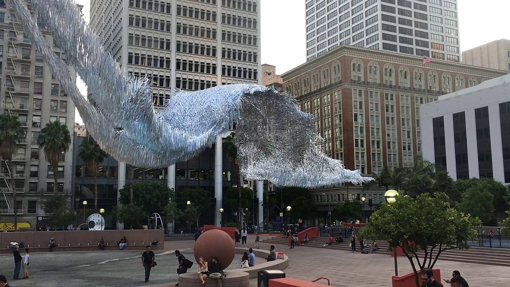 Los Angeles'da Gökyüzünü Örten Kinetik Heykel: Liquid Shard