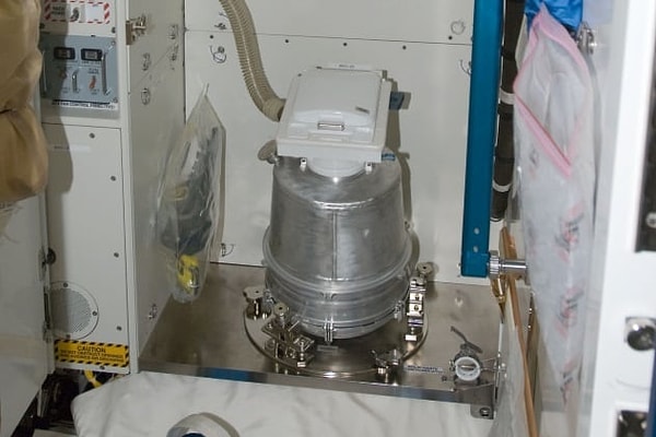 7. Туалет, которым пользуются космонавты, зависит от национальности