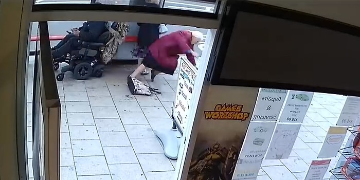 Elektrikli Tekerlekli Sandalyeyle Geri Geri Giderken İki Yaşlı Kadına Çarpıp Kaçan Adam