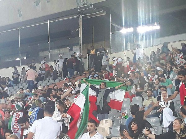 Kadınların stadyumlara girmesinin yasak olduğu İran'da bu yasak, Dünya Kupası mücadelesi için kırıldı.